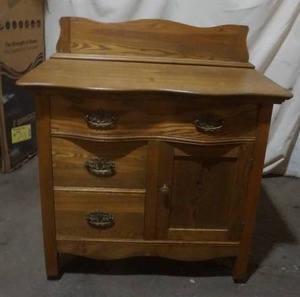 lot 428 image: Vintage Commode