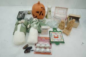 lot 434 image: Holiday decor