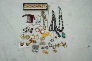 lot 480 image: Vintage jewlery