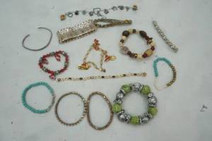 lot 483 image: Variety of Bracelets
