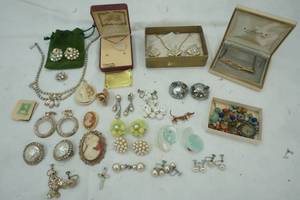 lot 485 image: Cosmetic, Clip on Earrings, Broches, and jewerly findings
