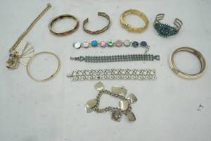 lot 490 image: Bracelets