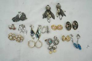 lot 491 image: Earrings
