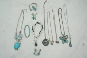 lot 492 image: Jewlery