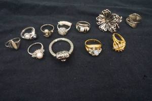 lot 494 image: Fashion rings