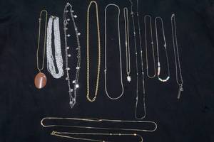lot 500 image: Necklaces