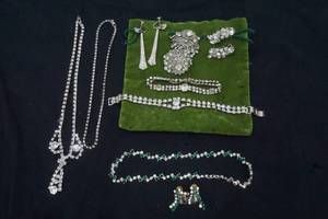 lot 501 image: Vintage necklace sets