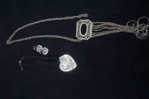 lot 511 image: jewlery