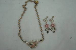 lot 517 image: Vintage necklace set