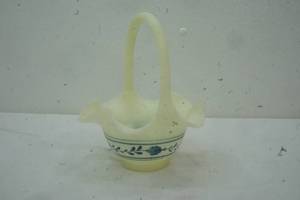 lot 527 image: Fenton glass basket