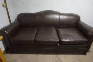 lot 550 image: sofa
