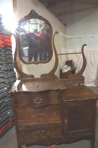 lot 551 image: wash basin cabinet