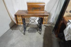 lot 552 image: Antique Household treadel Sewing Machine