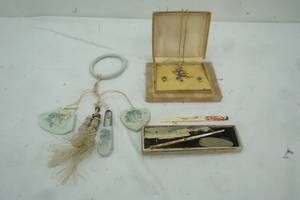 lot 313 image: Vintage jewelry, brooch-earring set with abalone pen and other