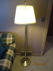 lot 14 image: Brass tone free standing floor lamp...