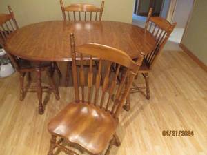 lot 26 image: Wood spindle leg table with 6 matching chairs each with spindle legs and slatted backs. Table measures approximately 59 before adding its 12 leaf