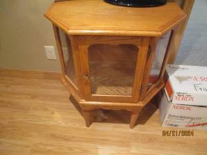lot 28 image: Petite decorative wood Hexagon shaped display case