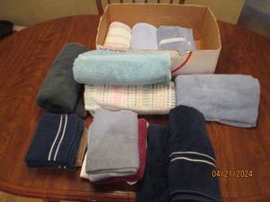 lot 30 image: Nice assortment of hand and bath towels