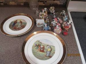 lot 36 image: Collection of Marys Moo Moos figurines, country style wall plates and other decor