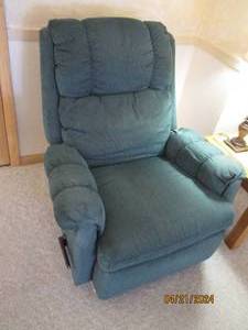 lot 46 image: Hunter Green Upholstered Recliner