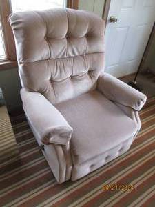 lot 58 image: Light Tan Upholstered button back recliner