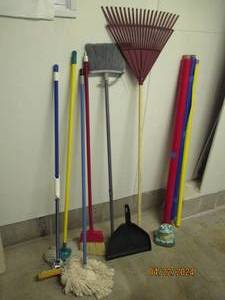 lot 67 image: Collection of Floor cleaning aids