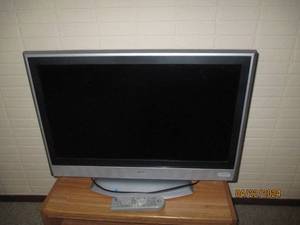 lot 69 image: 32 JVC Flat-screen TV with remote...