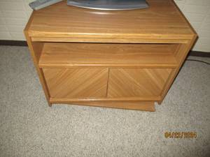 lot 70 image: Small Two door TV stand on Swivel base