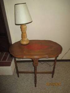 lot 74 image: Intricately detailed wood end table with wood base table lamp