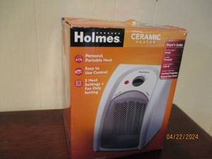 lot 79 image: Holmes ceramic personal space heater