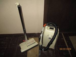 lot 82 image: Vintage Kenmore double brush power-mate canister vacuum cleaner
