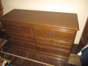 lot 89 image: Vintage Wood 6-drawer dresser approximately 481731