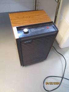 lot 94 image: Magic Chef 25 pint Automatic Humidifier with frost guard