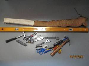 lot 96 image: Vintage Wood construction level with case and assorted hand tools