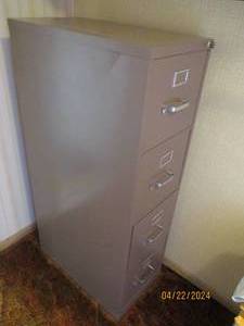 lot 101 image: Standard size 4-drawer file cabinet with key