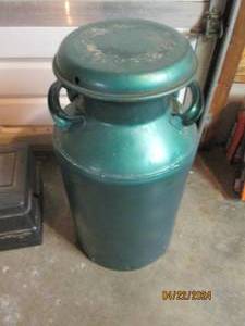 lot 122 image: Large Vintage Superior metal milk can with lid