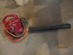 lot 127 image: Toro 850 electric super blower with extension cords