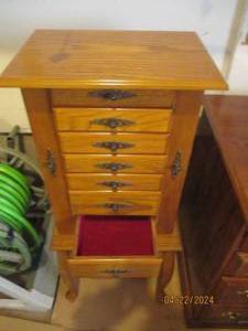lot 140 image: Freestanding Multi drawer and compartment jewelry Armoire