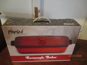 lot 154 image: New Parini Non-stick Rectangle Baker ceramic bakeware with lid