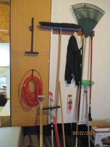 lot 163 image: Lawn and garage long handled tool grouping