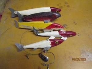 lot 3 image: Vintage Wood painted fishing lures...