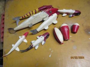 lot 4 image: Assorted size vintage painted wood fishing lures and bobbers