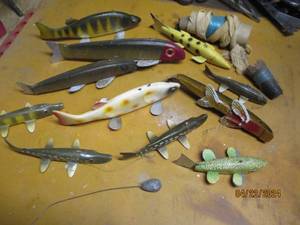 lot 5 image: Vintage painted wood fishing lures lot
