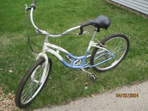 lot 6 image: Womens Schwinn Jaguar 7-speed bicycle