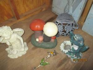 lot 177 image: Small assortment of outdoor garden decor