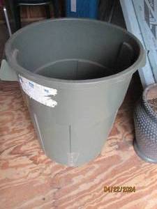 lot 189 image: Rubbermaid style 33-gallon garbage can