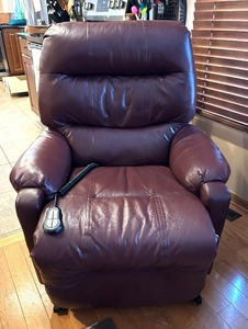 lot 100A image: Beautiful Burgundy Leather Lift Chair