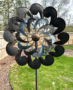 lot 212 image: Metal Yard Wind Spinner  Mesmerizing Spinning Metal Yard Decor