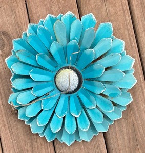 lot 239 image: Bright and Beautiful Outdoor Decor