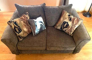lot 4 image: Pretty Brown Loveseat